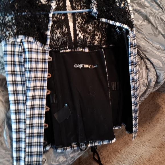 Corset - Picture 3 of 3